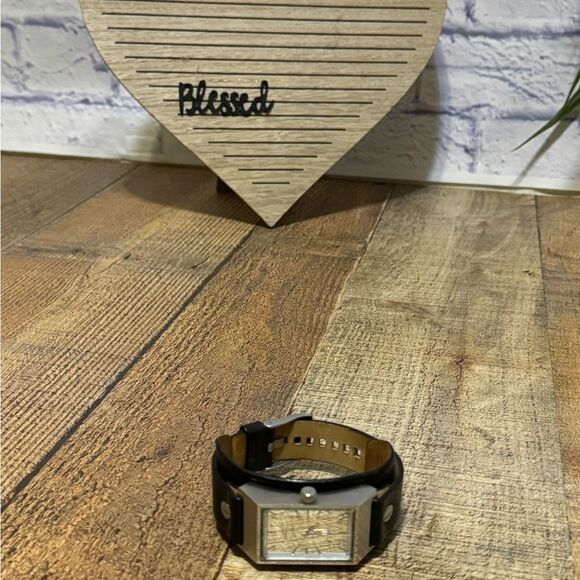 Diesel Tank 1020 Mens wrist quartz watch Needs Battery 
Black leather - Picture 9 of 12